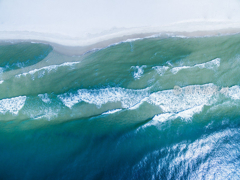 航拍/无人机拍摄的海湾海岸海滩。半岛在阿拉巴马州